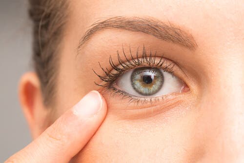 Ojo de una mujer con ojeras: razones para desmaquillarte