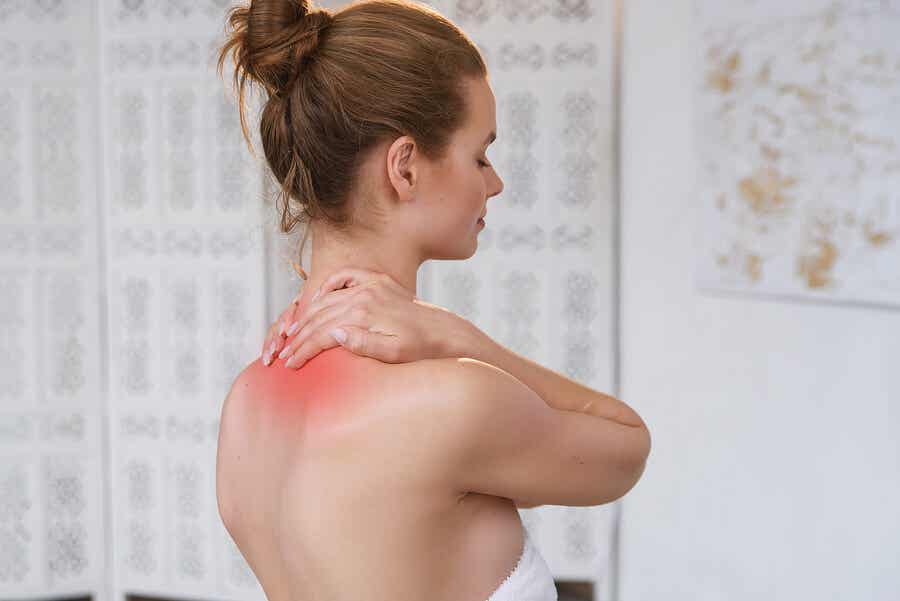 Mujer con dolor cervical