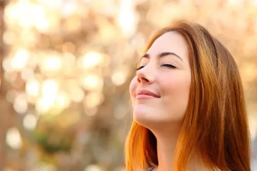 mujer feliz que libera endorfinas