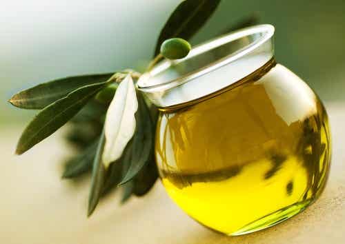 Tratamiento de aceite de oliva para fortalecer las uñas