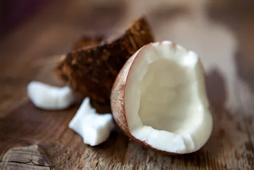 La leche de coco es útil frente a las heridas en la boca.