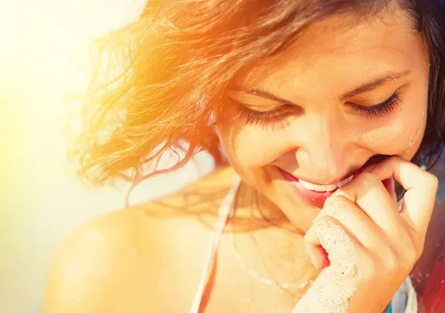 Mujer sonriendo feliz