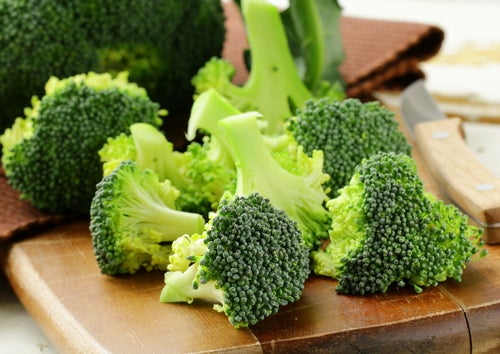 Ingredientes para plato de brócoli con pollo y arroz