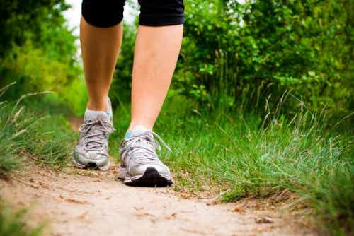 Caminar y hacer actividad física puede aliviar la endometriosis