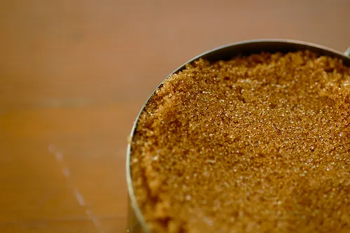 El azúcar moreno puede ser un buen sustituto del azúcar blanco.