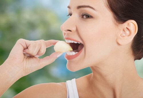 ¿Es bueno consumir ajo en ayunas?