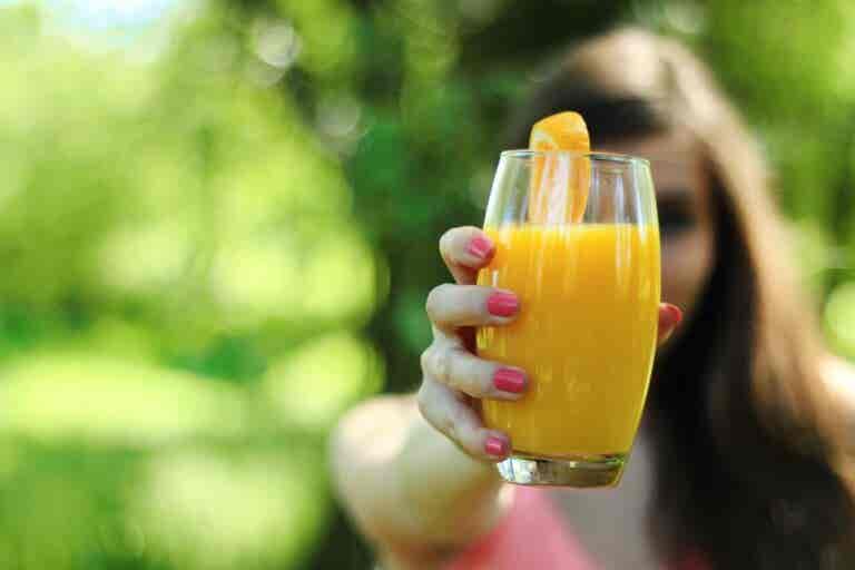 Beneficios de consumir jugo de naranja diario
