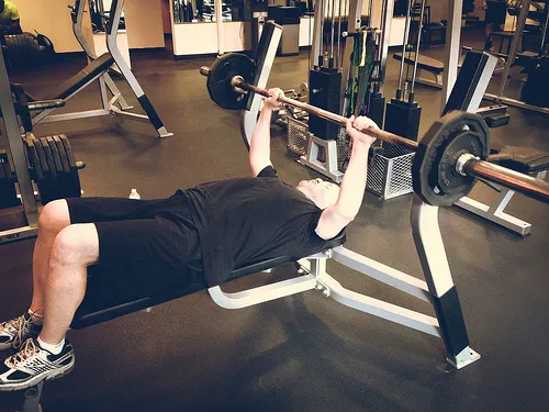 ejercitar-en-el-gimnasio-tonifica-y-fortalece-los-musculos