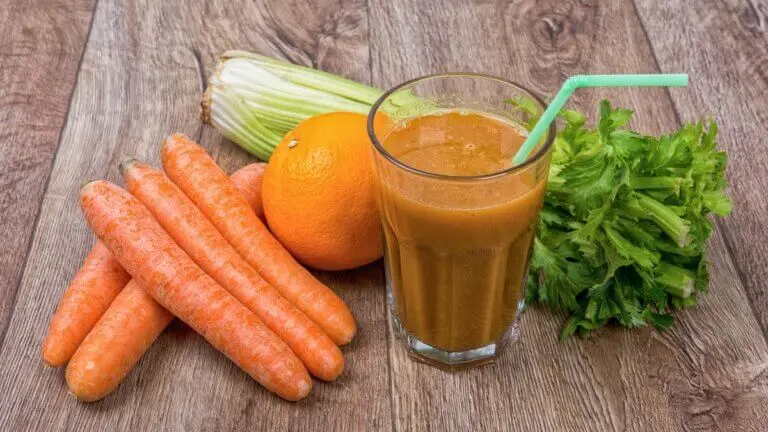 Jugo de coles de Bruselas, apio y zanahoria