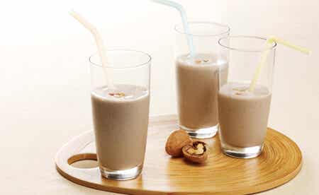 Leches vegetales: La leche de nueces es una buena alternativa a la leche de vaca