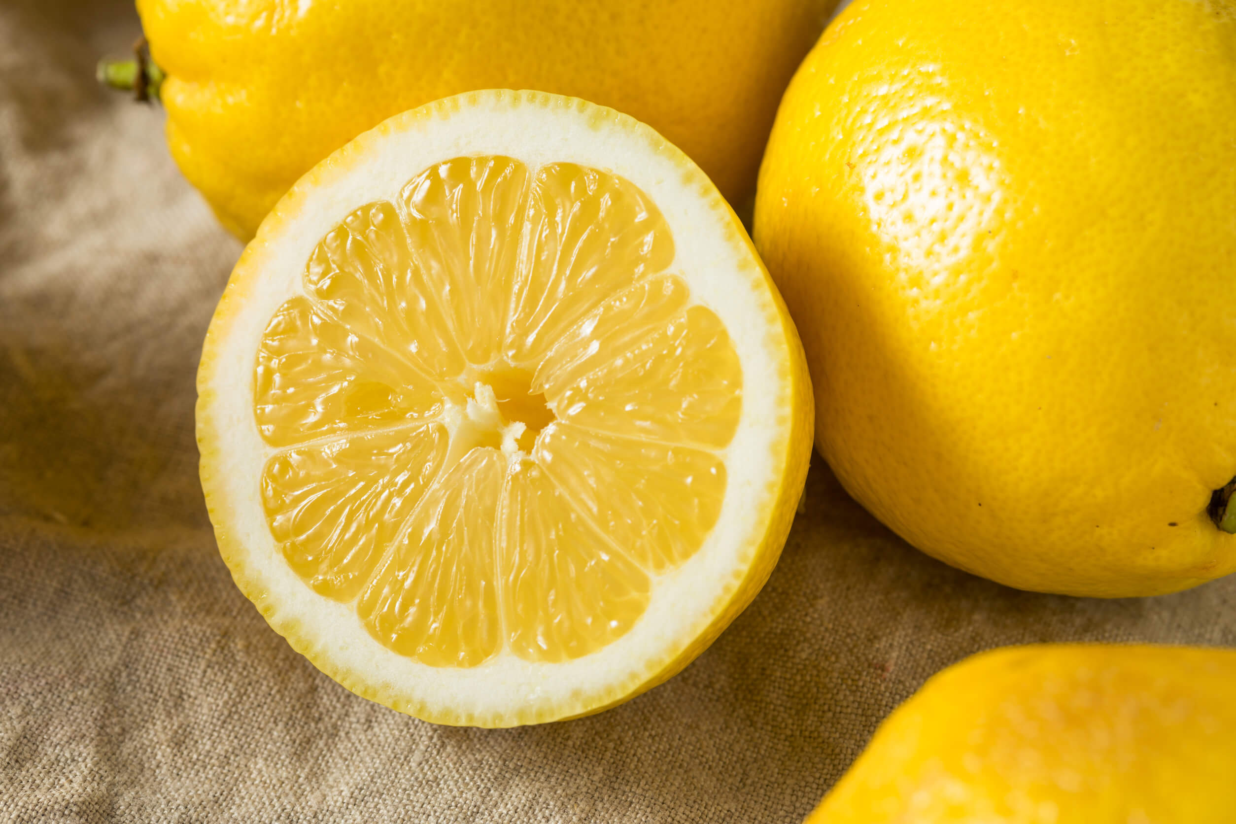 El pastel de limón sin gluten lleva pocos ingredientes