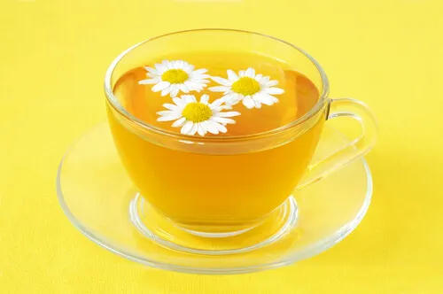 La manzanilla es un tratamiento natural para las hemorroides.