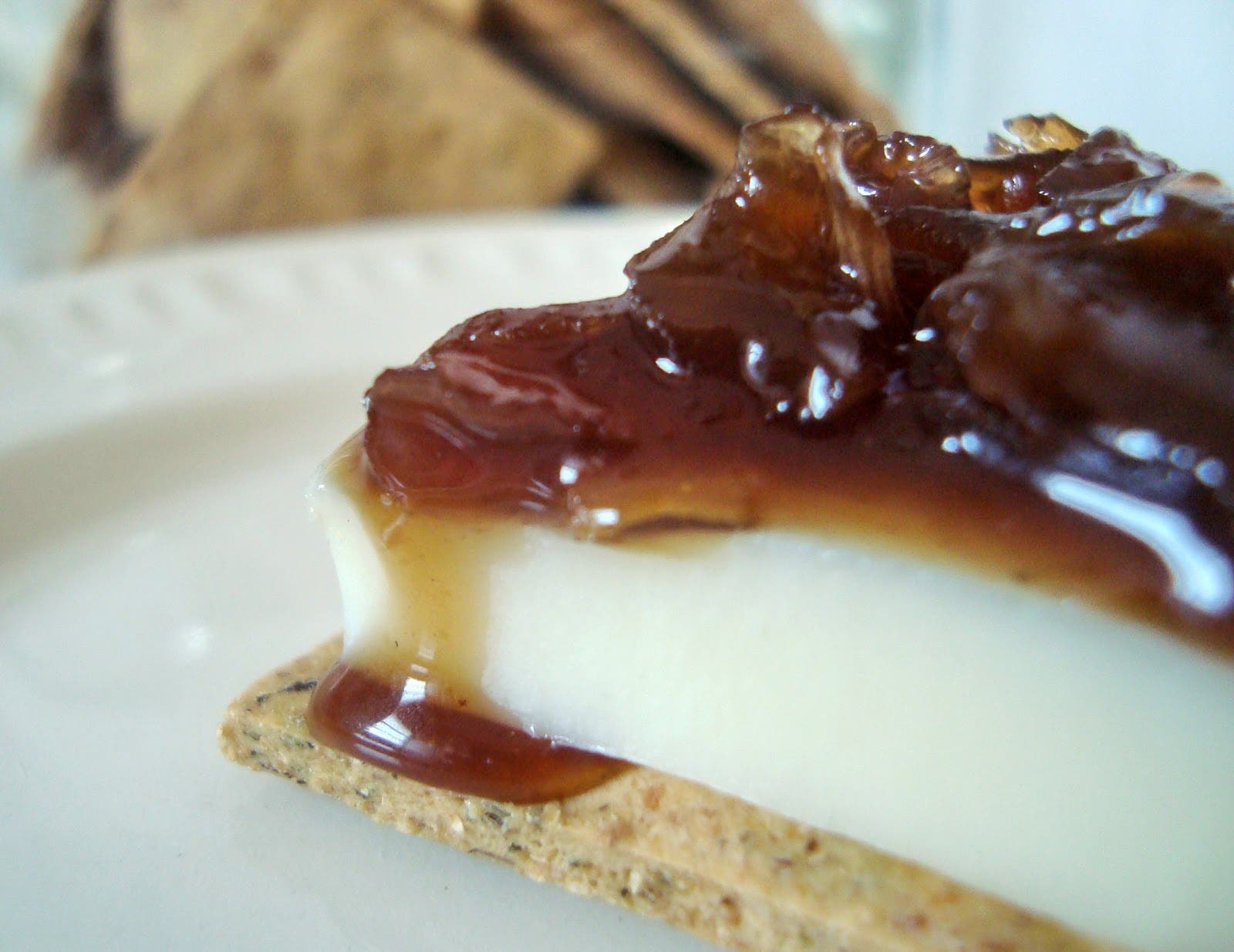 tostada con queso y mermelada de cebolla
