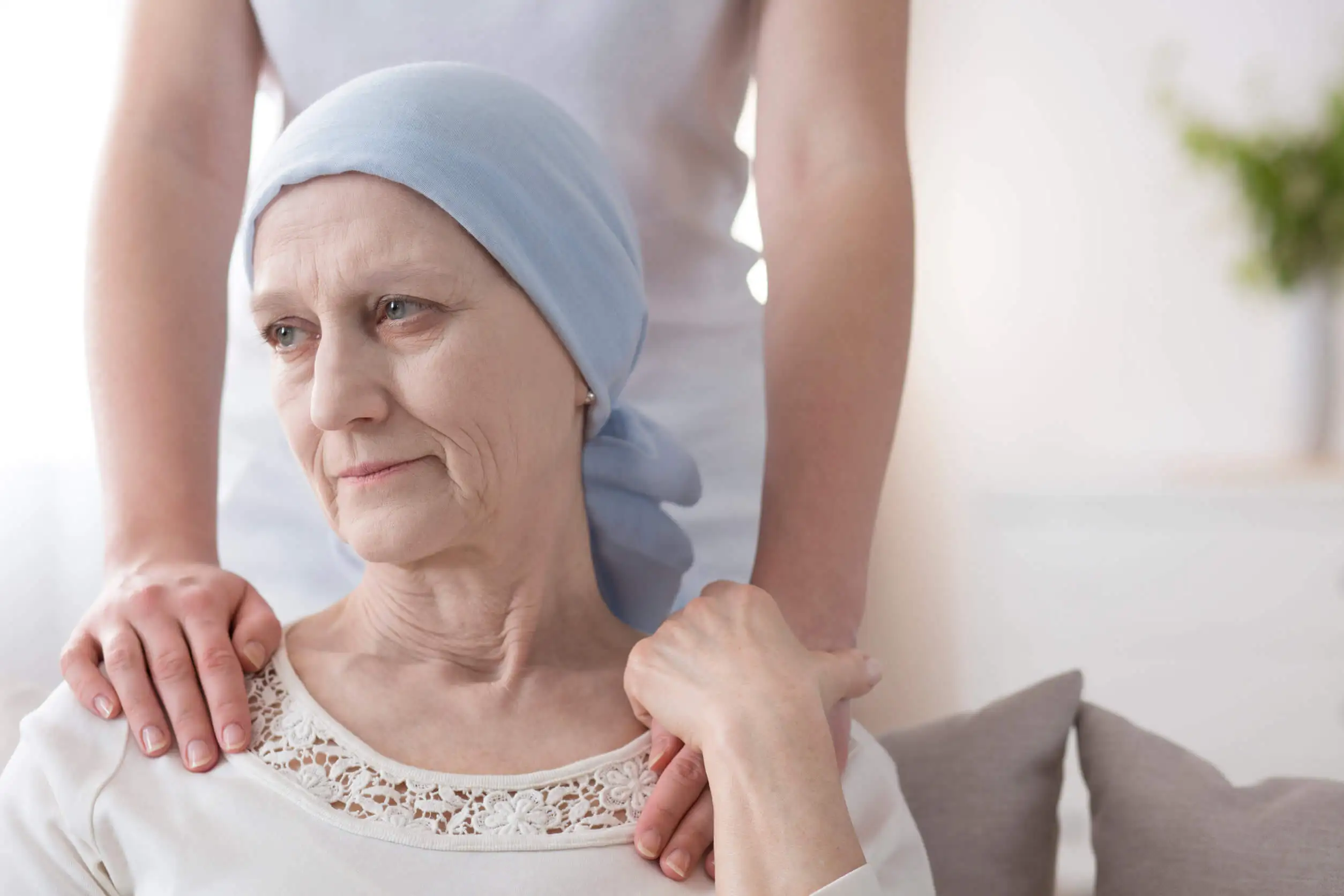 Mujer con cáncer es acompañada.