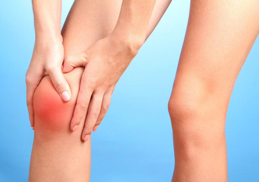 El dolor de rodillas se puede tratar en casa de varias formas.