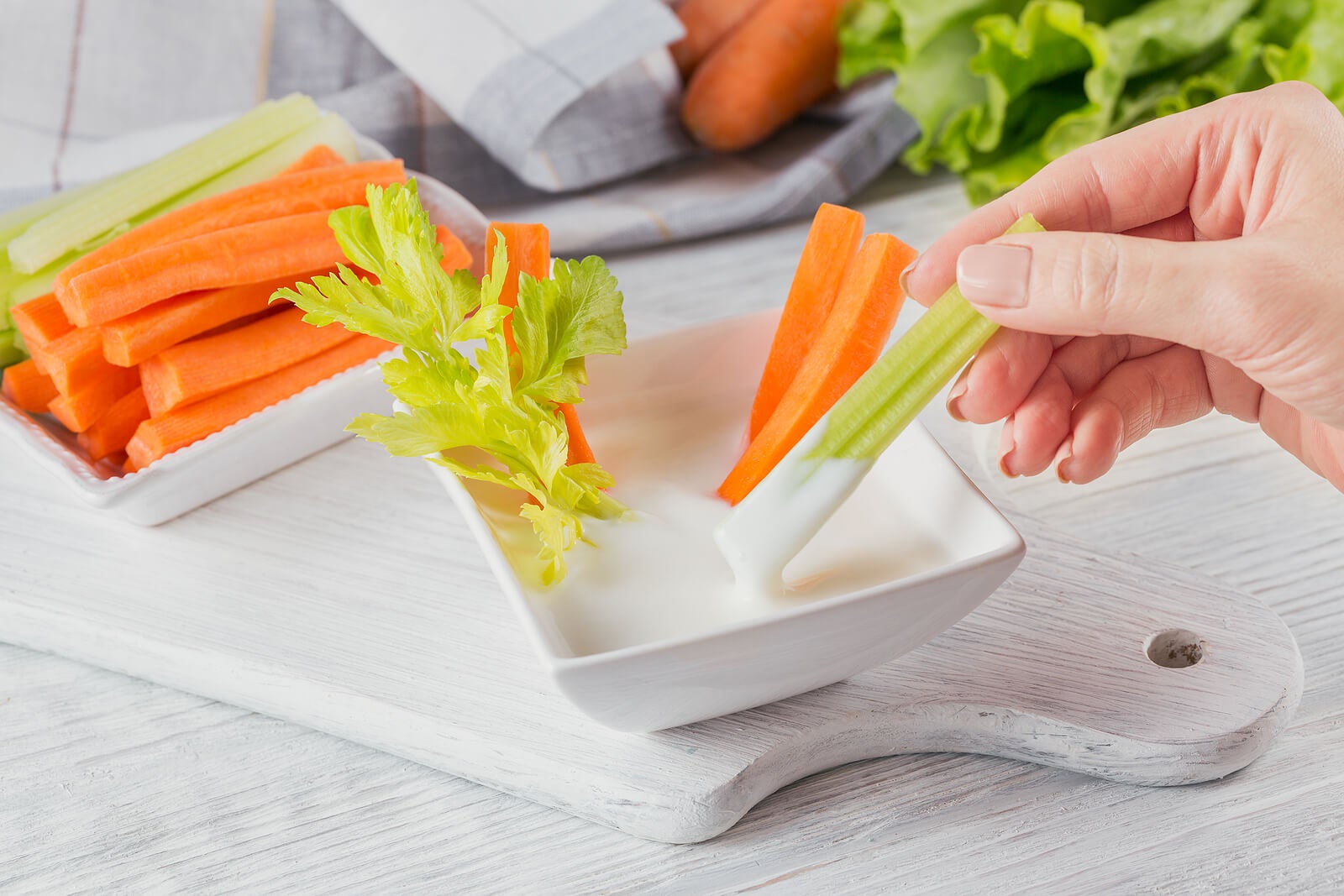 Sellerie und Karottensticks: gesunde Snacks.