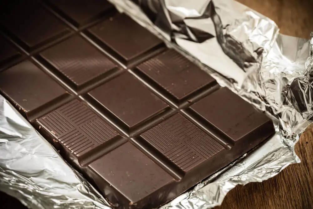 Tableta de chocolate negro.