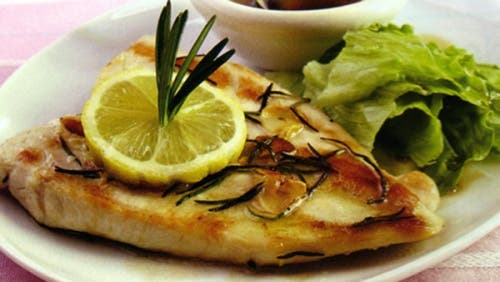Pechuga de pollo a la plancha con rodaja de limón