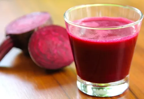 Jugo de remolacha en una tabla