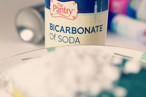 Bote de bicarbonato de sodio.