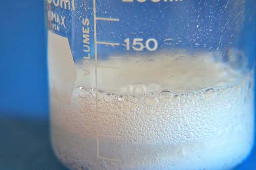 Bicarbonato de sodio en un recipiente.