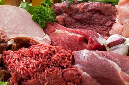 Las intoxicaciones alimentarias pueden ocurrir por el consumo de carne cruda, entre otras cuestiones.