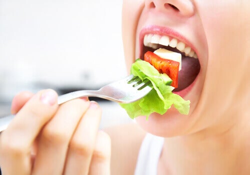 Mujer comiendo una ensalada