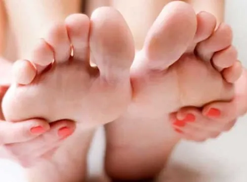 3 modos sencillos de relajar los pies al llegar a casa