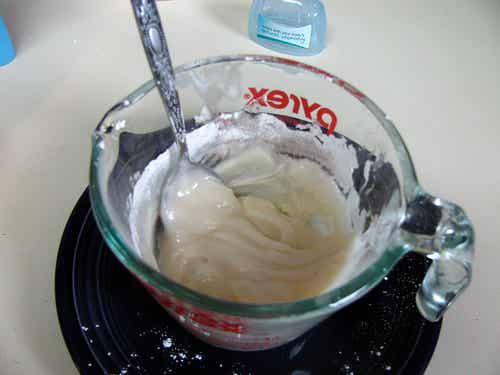 En crema, el bicarbonato de sodio puede ser útil frente al acné.