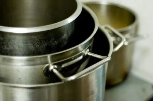 Limpiar ollas, uno de los usos alternativos del aceite de oliva.