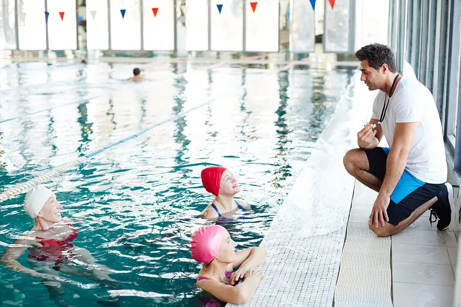 Entrenador deportivo de natación.