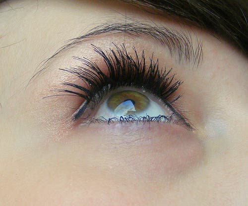 Debemos masajear el cutis alrededor de los ojos con mucho cuidado.