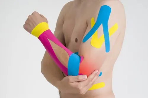 Hombre con de vendaje neuromuscular.