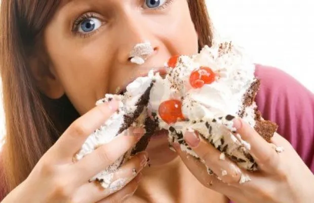 15025663-alegre-mujer-comiendo-pastel-aislado-sobre-fondo-blanco-620x400