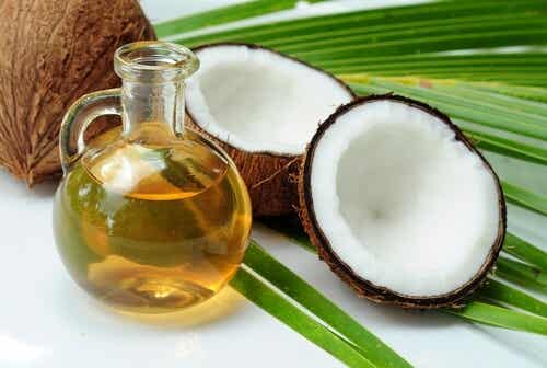 Para mejorar el encrespamiento de tu cabello, el aceite de coco puede llegar a ser efectivo.