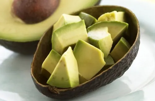 Aguacate cortado en cubos