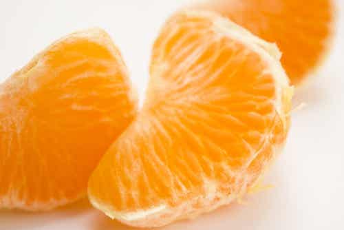 Comer mandarina