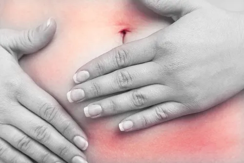 Mujer con inflamacion abdominal