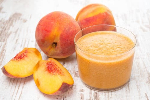 Melocotones y batido de fruta