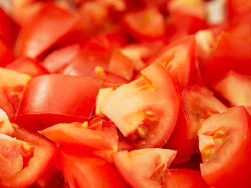 Bicarbonato de sodio para combatir la acidez del tomate.