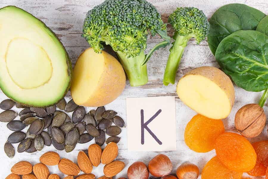 Alimentos ricos en vitamina K que apoyan la cicatrización.