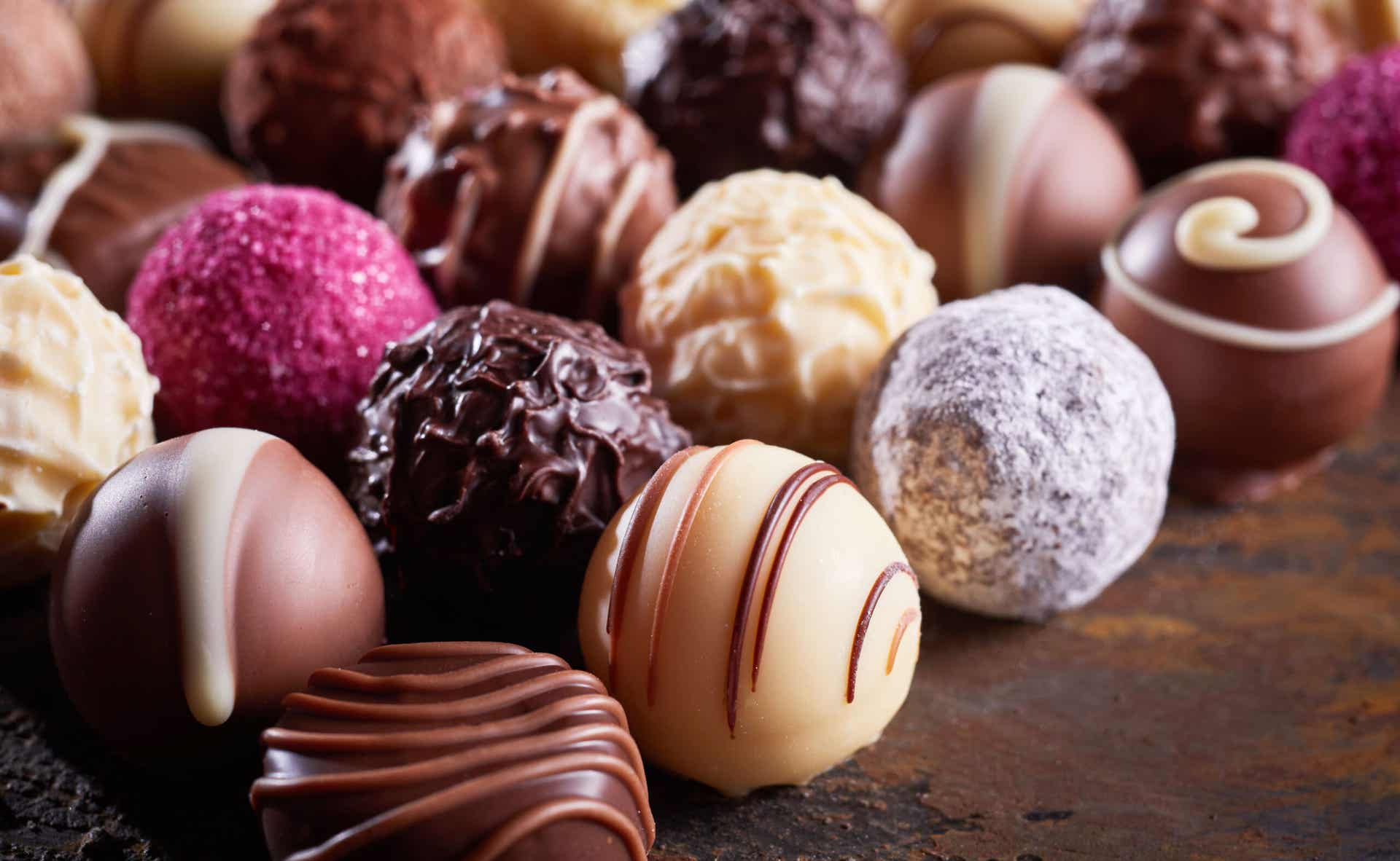 Entre los alimentos prohibidos colon irritable están los chocolates.