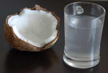 Esto es lo que le sucede a tu cuerpo cuando bebes agua de coco