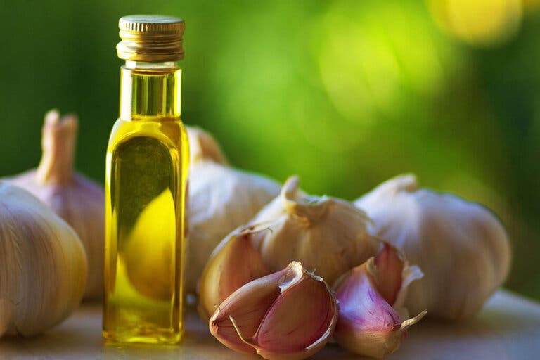 Cómo hacer aceite aromatizado de ajo