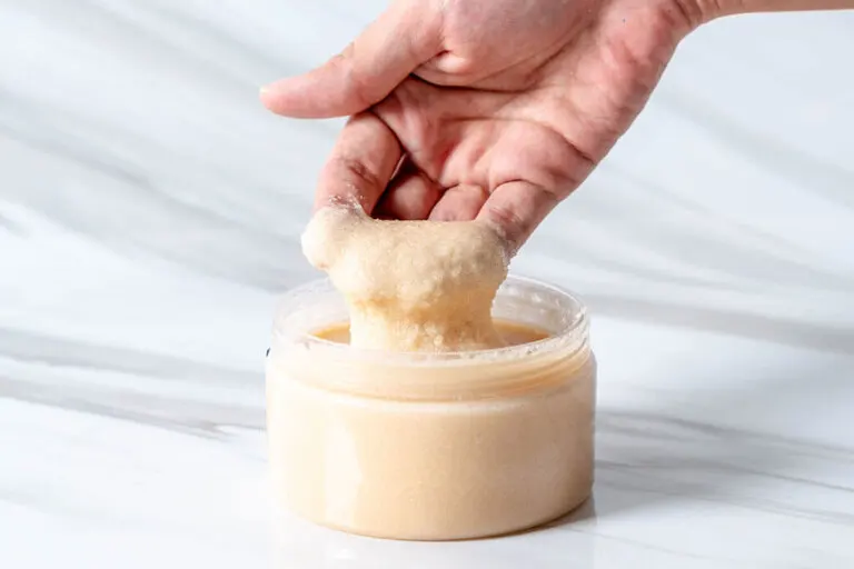 Exfoliar la piel con azúcar y aceite de coco