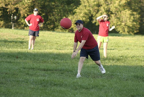 personas jugaban la pelota, el ejercicio es bueno para las hemorroides