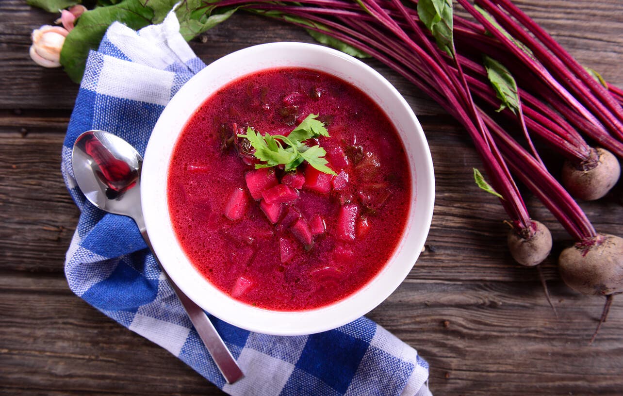Bol de sopa de remolacha