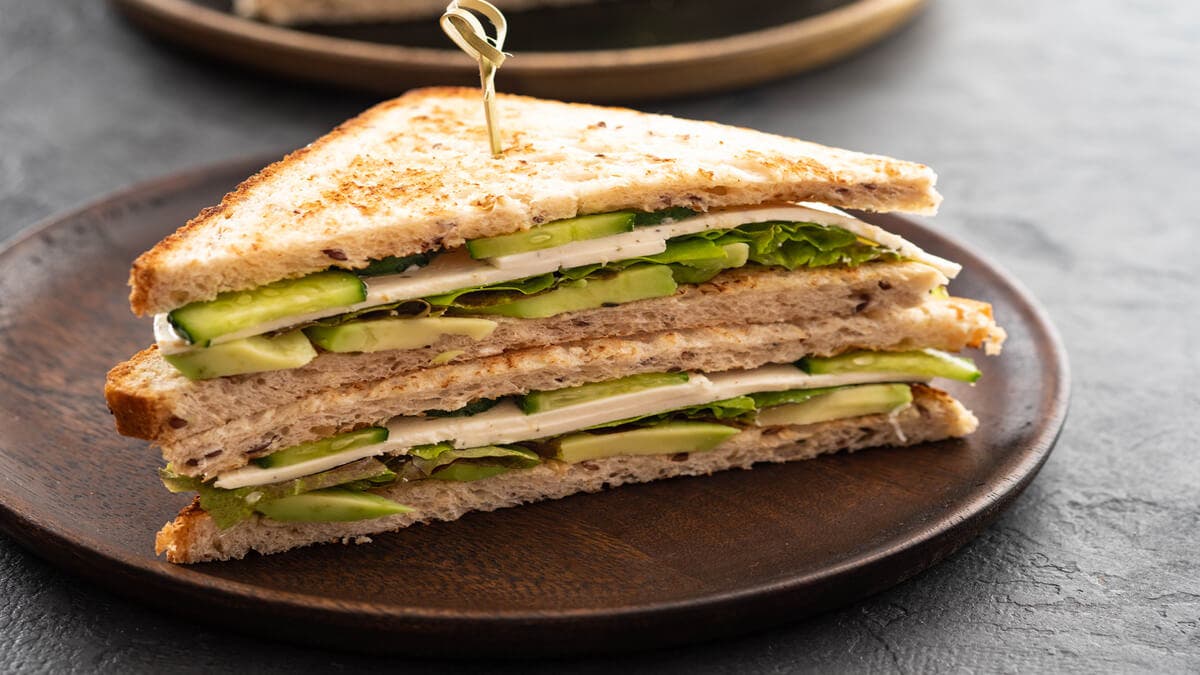 Desayunos saludables con sándwich de aguacate
