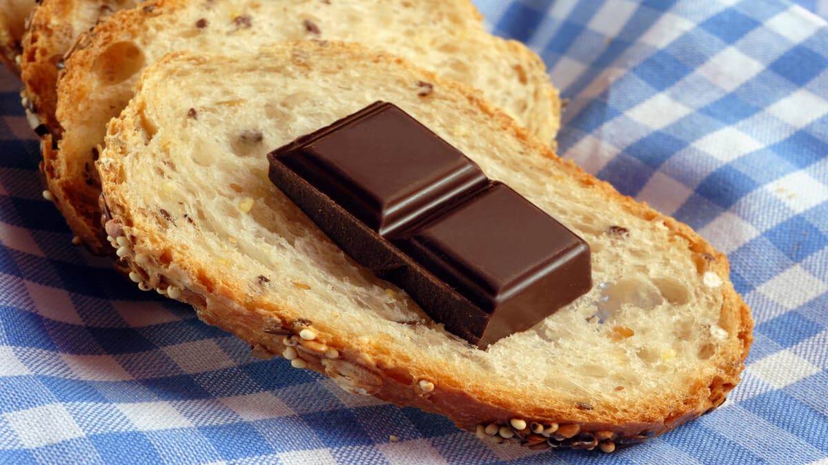 Trozo de pan con chocolate negro.