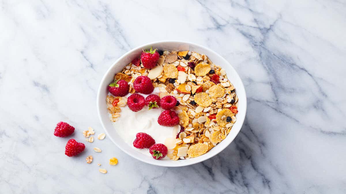 Bol de frutas con cereales para hacer desayunos saludables.